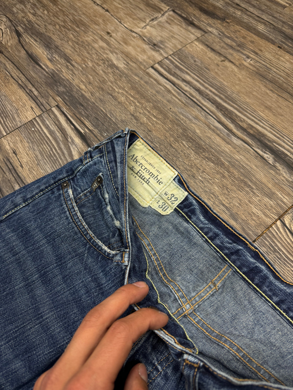 ABERCROMBIE & FITCH BOOTCUT DARK WASH JEANS (32)