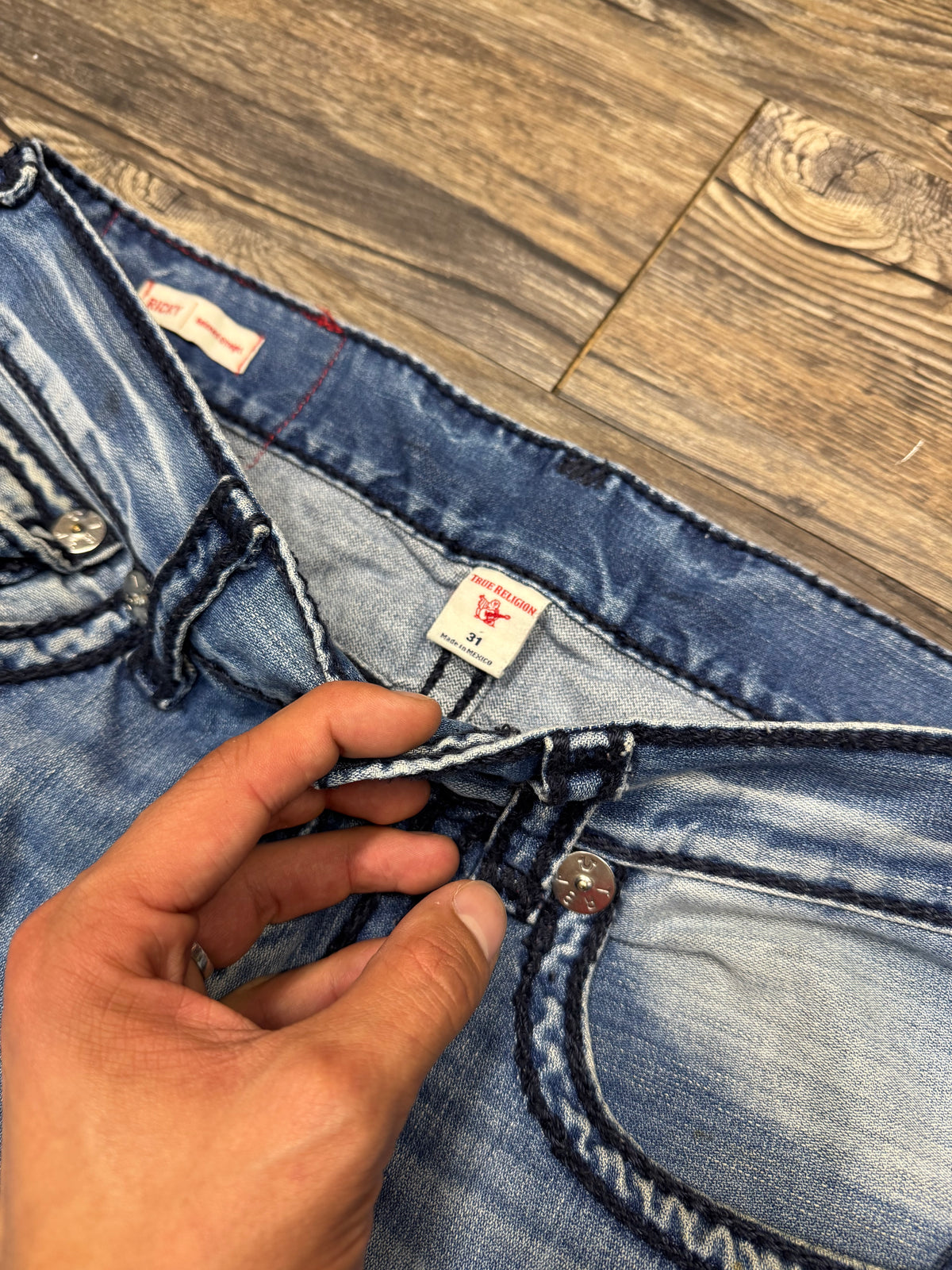 TRUE RELIGION RICKY RELAXED STRAIGHT LEG DARK BLUE STITCH JEANS (31)