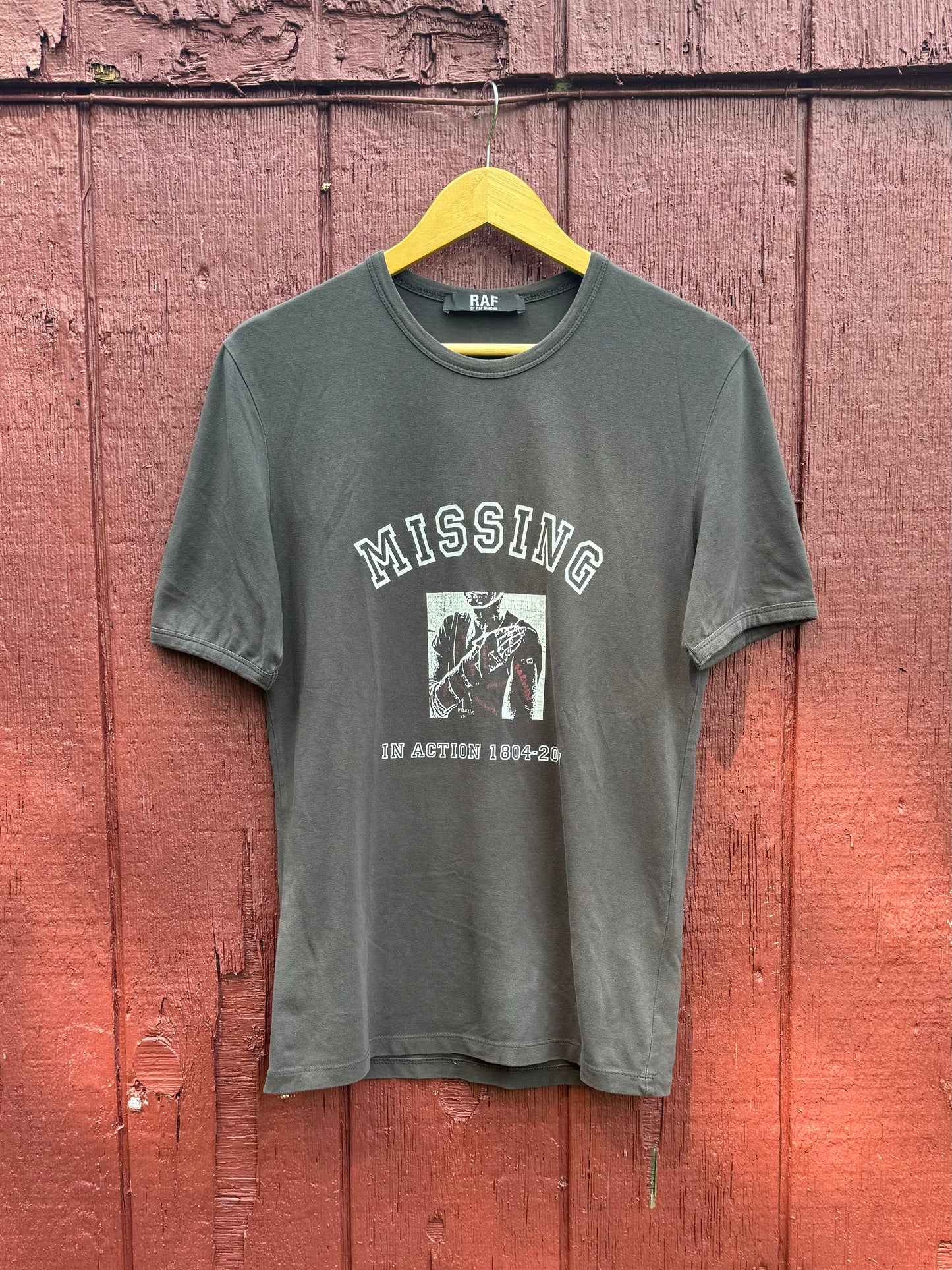 RAF SIMONS MISSING TEE (S)