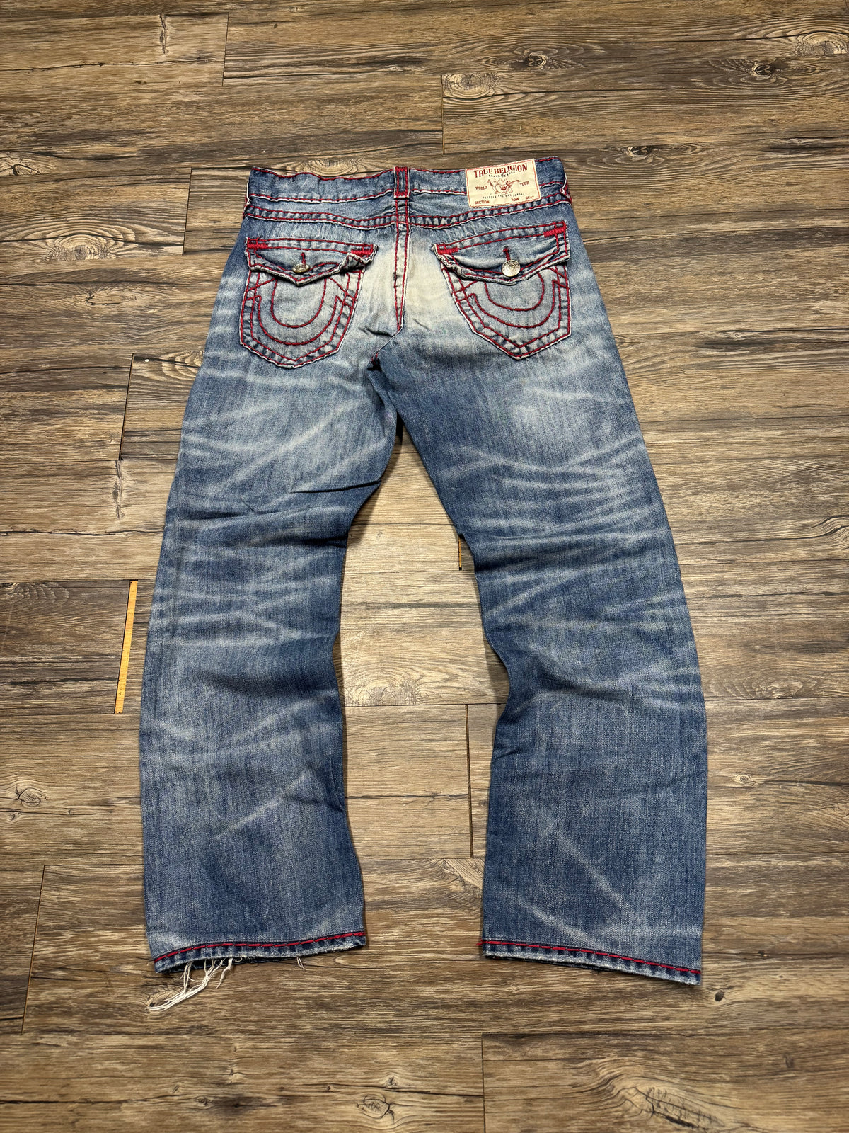 TRUE RELIGION 00’s RICKY RELAXED STRAIGHT DISTRESSED RED STITCH JEANS (31)