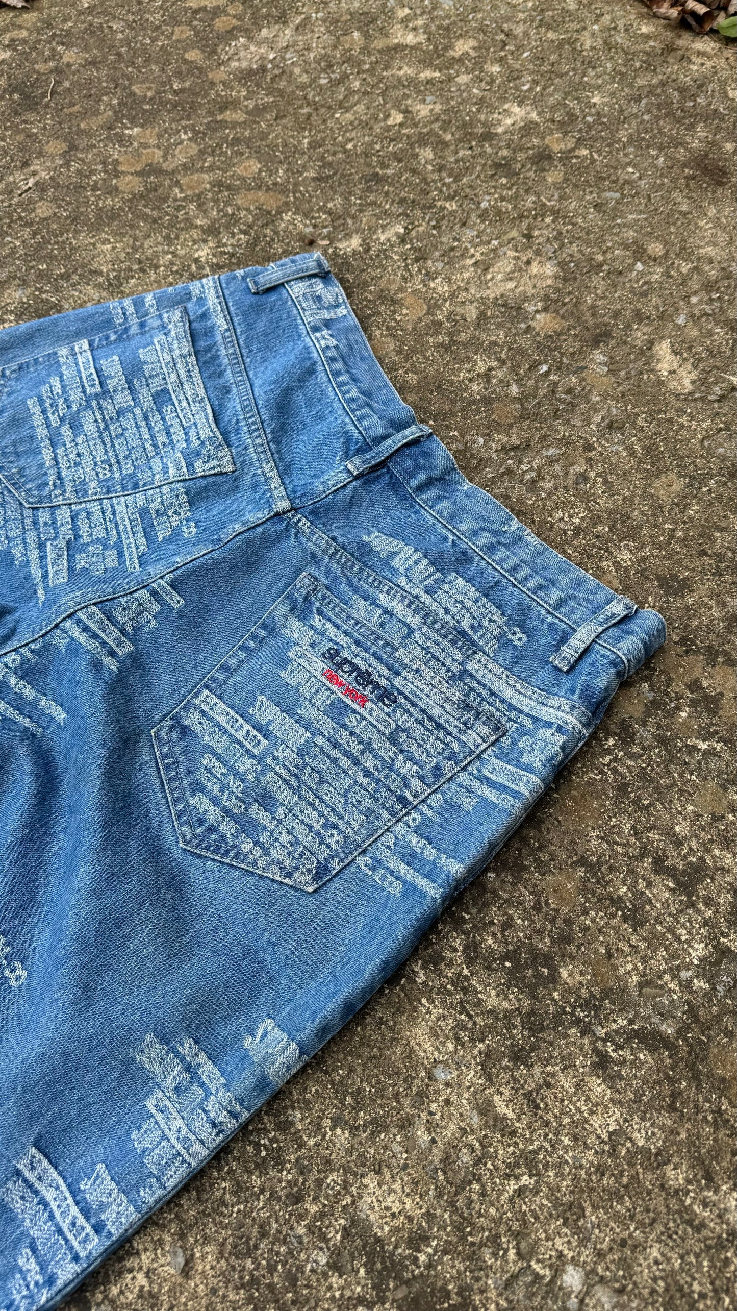 SUPREME DISTRESSED TEXT BAGGY JEANS (30)