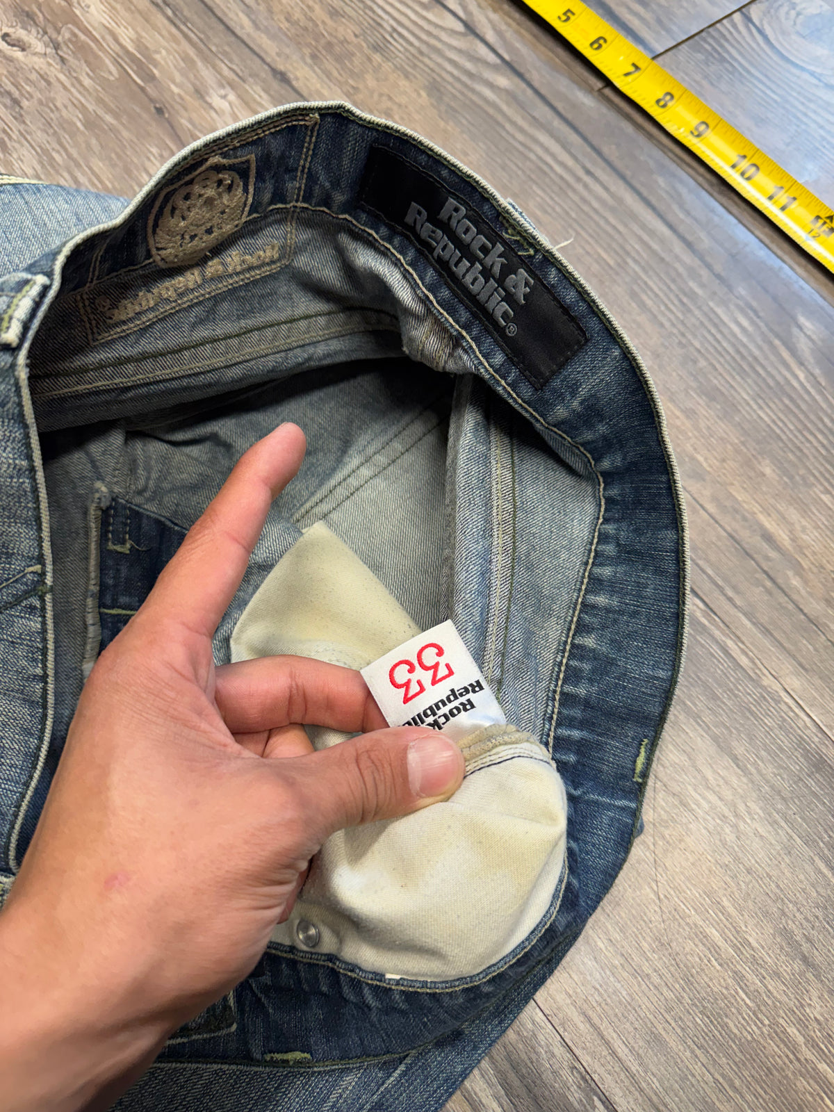 ROCK & REPUBLIC LIGHT WASH BOOTCUT JEANS (32)