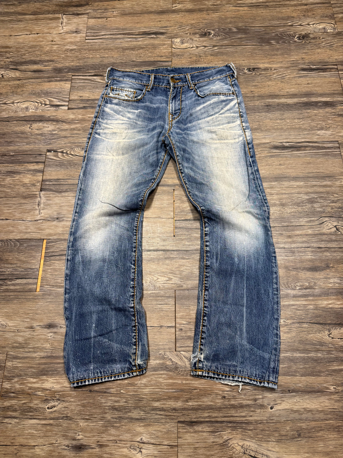 TRUE RELIGION RICKY RELAXED FIT DISTRESSED LIGHTWASH JEANS (31)
