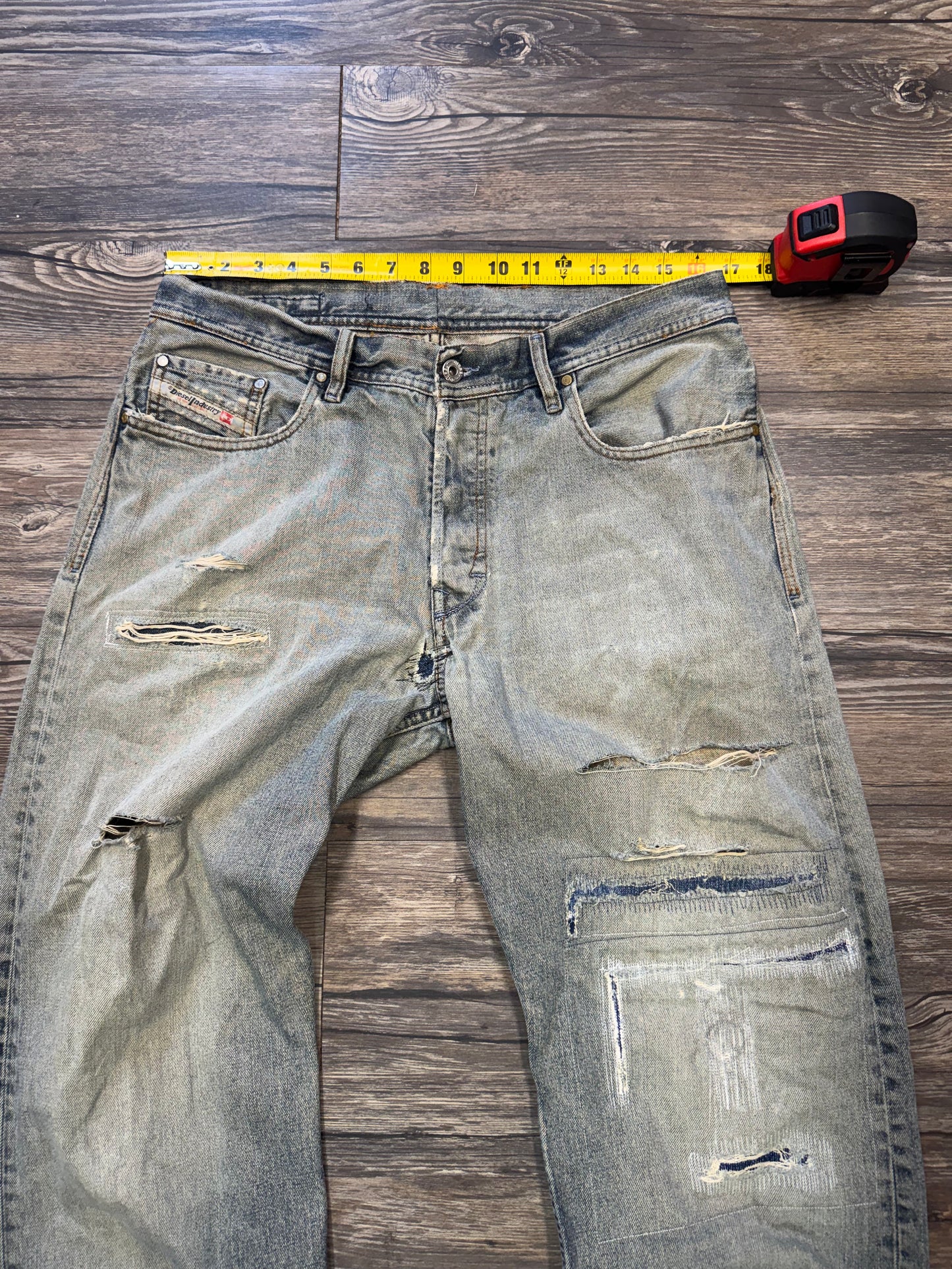 DIESEL FADED REPAIRED BAGGY LIGHTWASH JEANS (34)