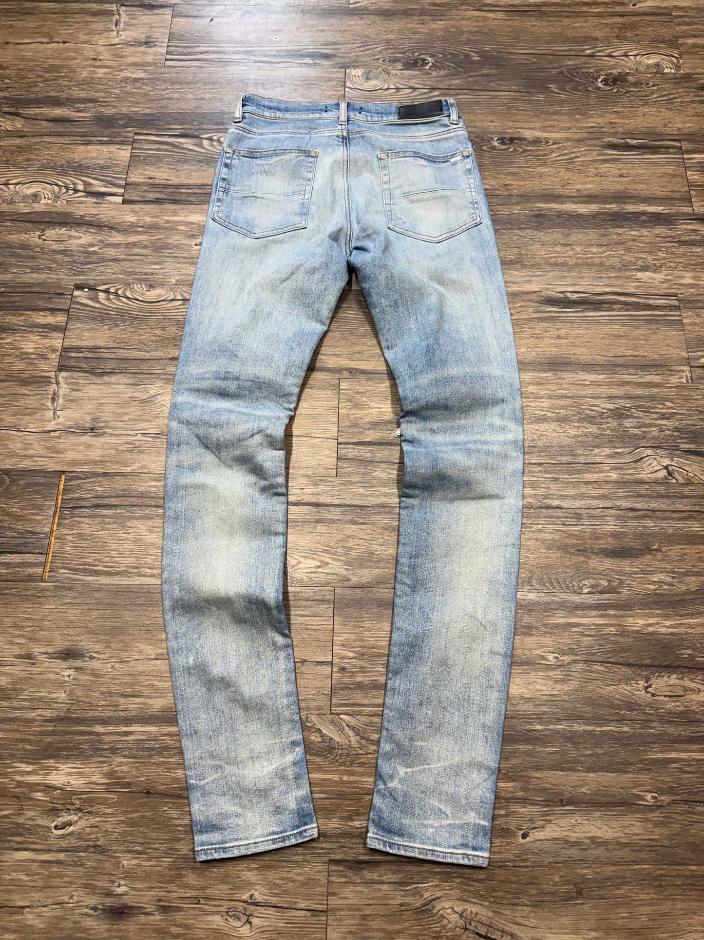 AMIRI MX1 LIGHTWASH DISTRESSED JEANS (30)