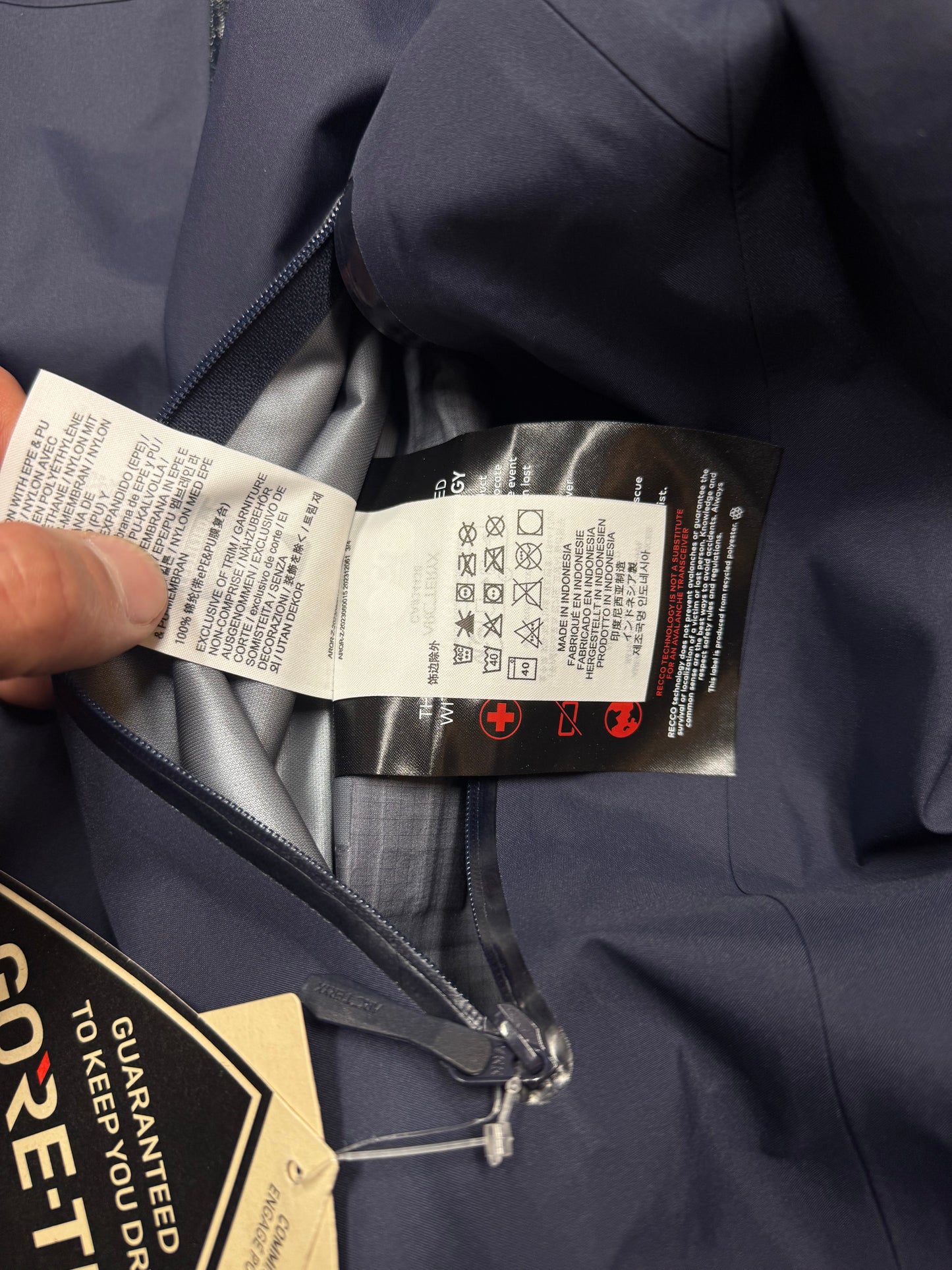 ARCTERYX NAVY BLUE RAIN JACKET (L)