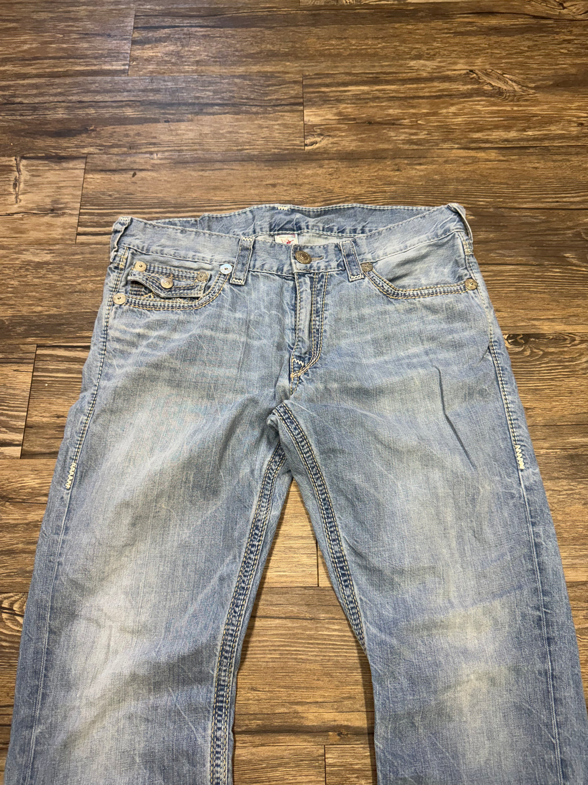 TRUE RELIGION LIGHTWASH DISTRESSED DENIM JEANS (36)