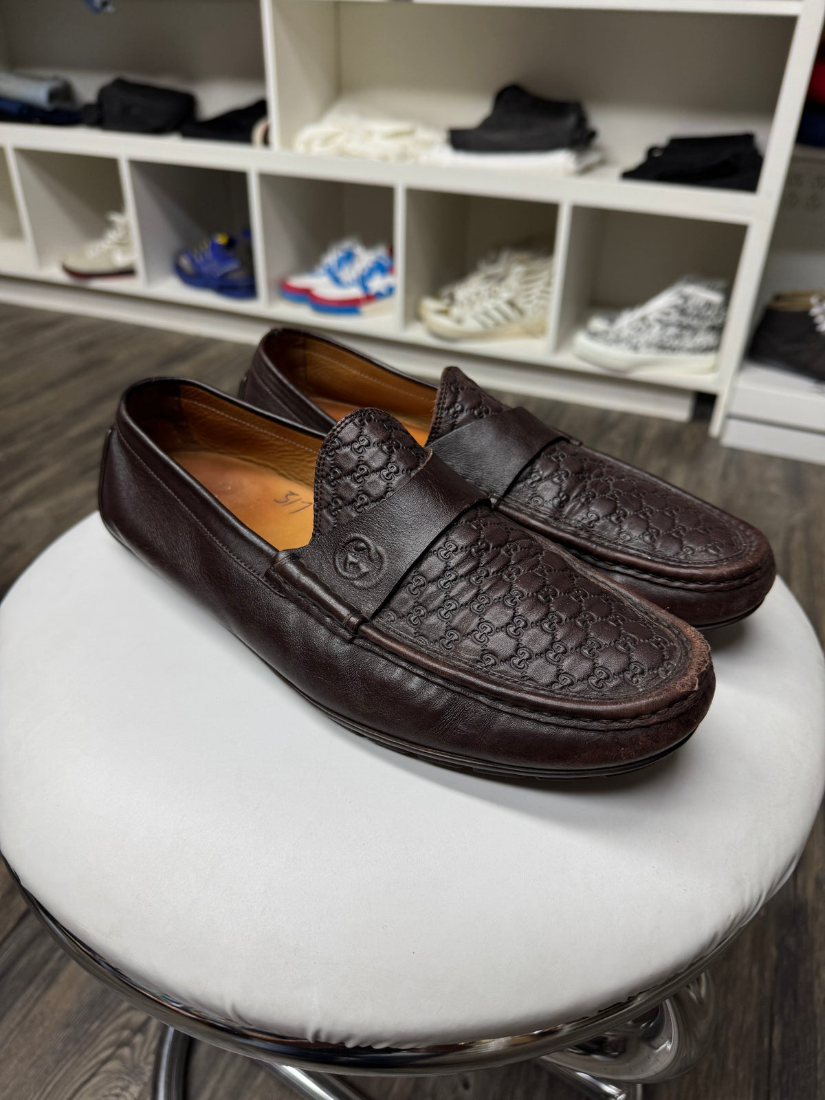GUCCI ENGRAVED LEATHER BOAT SHOES (10.5)