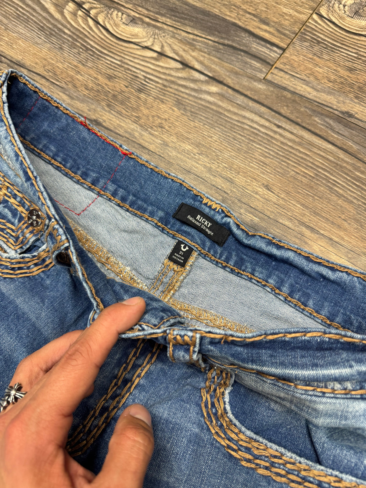 TRUE RELIGION RICKY RELAXED STRAIGHT LEG DARK WASH JEANS (31)