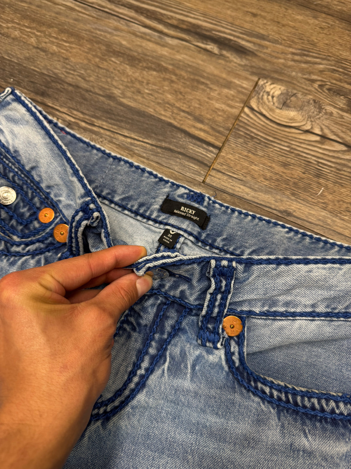 TRUE RELIGION RICKY RELAXED STRAIGHT LIGHTWASH DARK BLUE STITCH JEANS (30)
