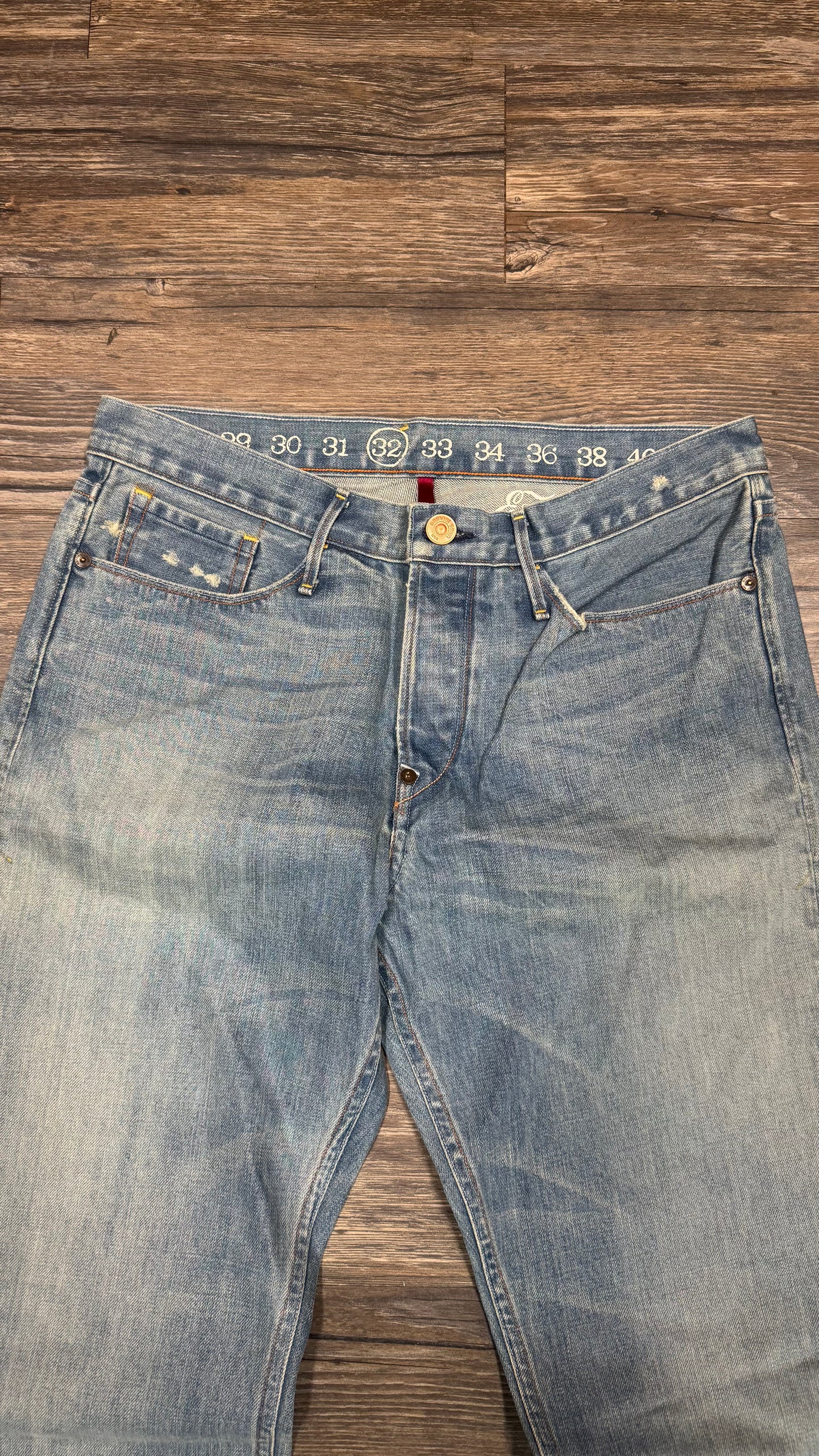 LIGHTWASH DISTRESSED JEANS (32)