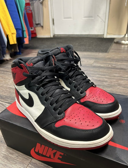 AIR JORDAN 1 RETRO HIGH OG SNEAKERS (M 10.5)