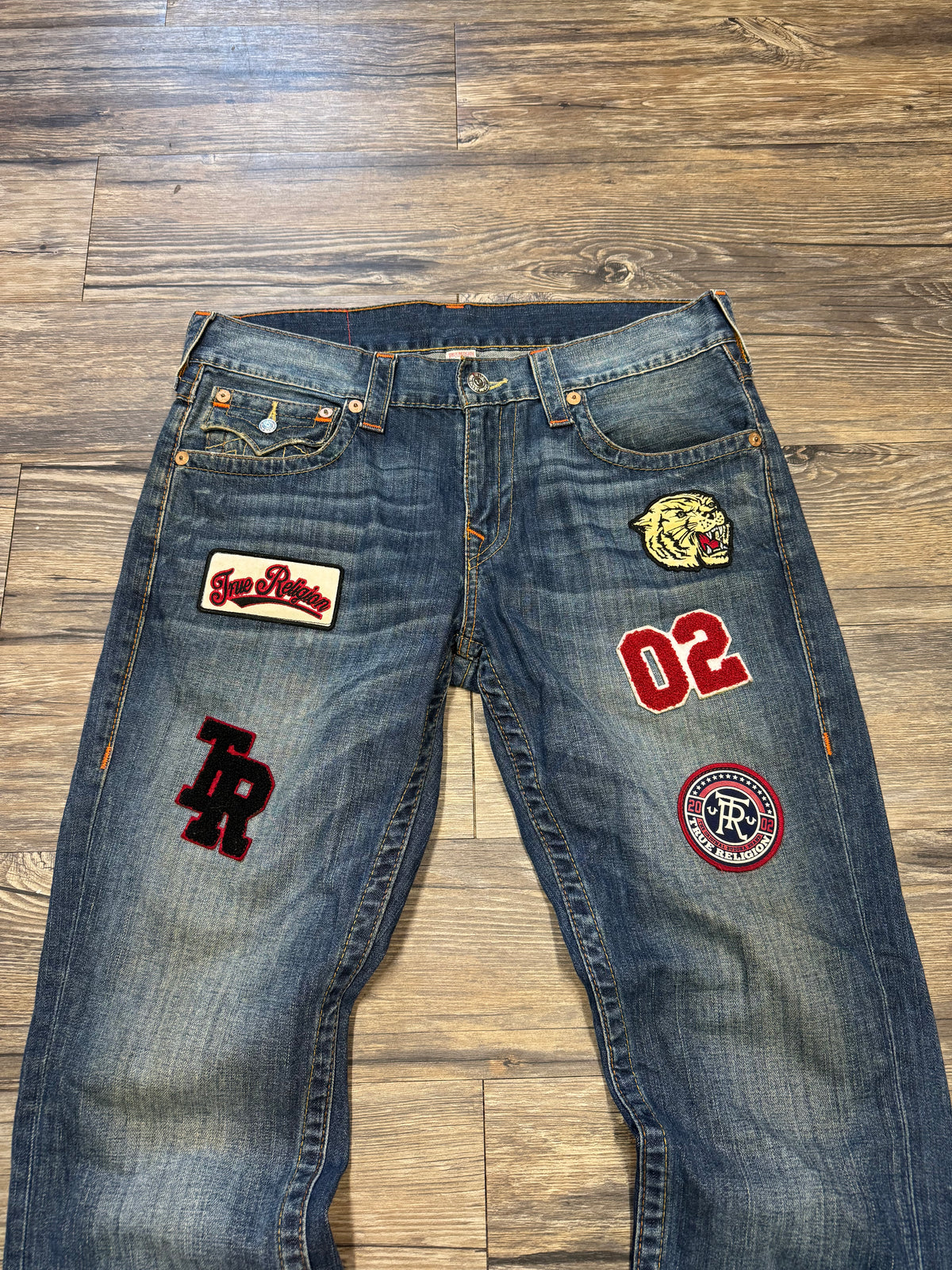 TRUE RELIGION PATCH BOOT CUT JEANS (34)