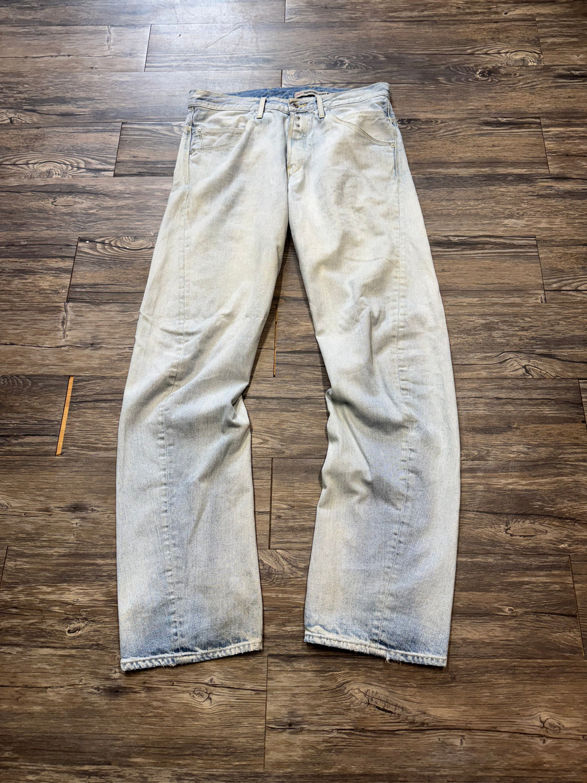 LEVIS ENGINEERED WHITE WASH 5 POCKET BOOTCUT JEANS (33)
