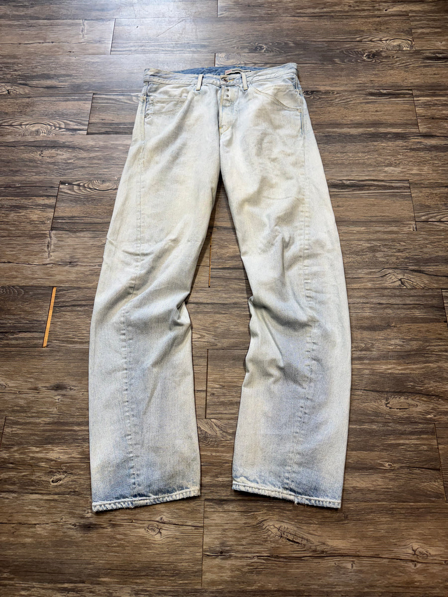 LEVIS ENGINEERED WHITE WASH 5 POCKET BOOTCUT JEANS (33)