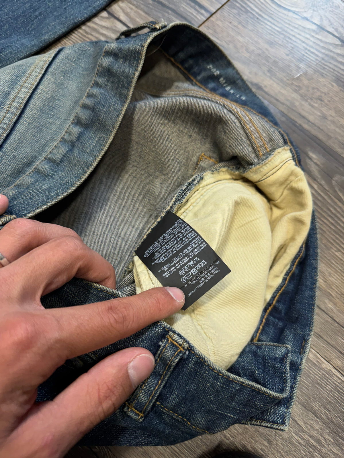 YVES SAINT LAURENT DARK WASH DENIM JEANS (32)