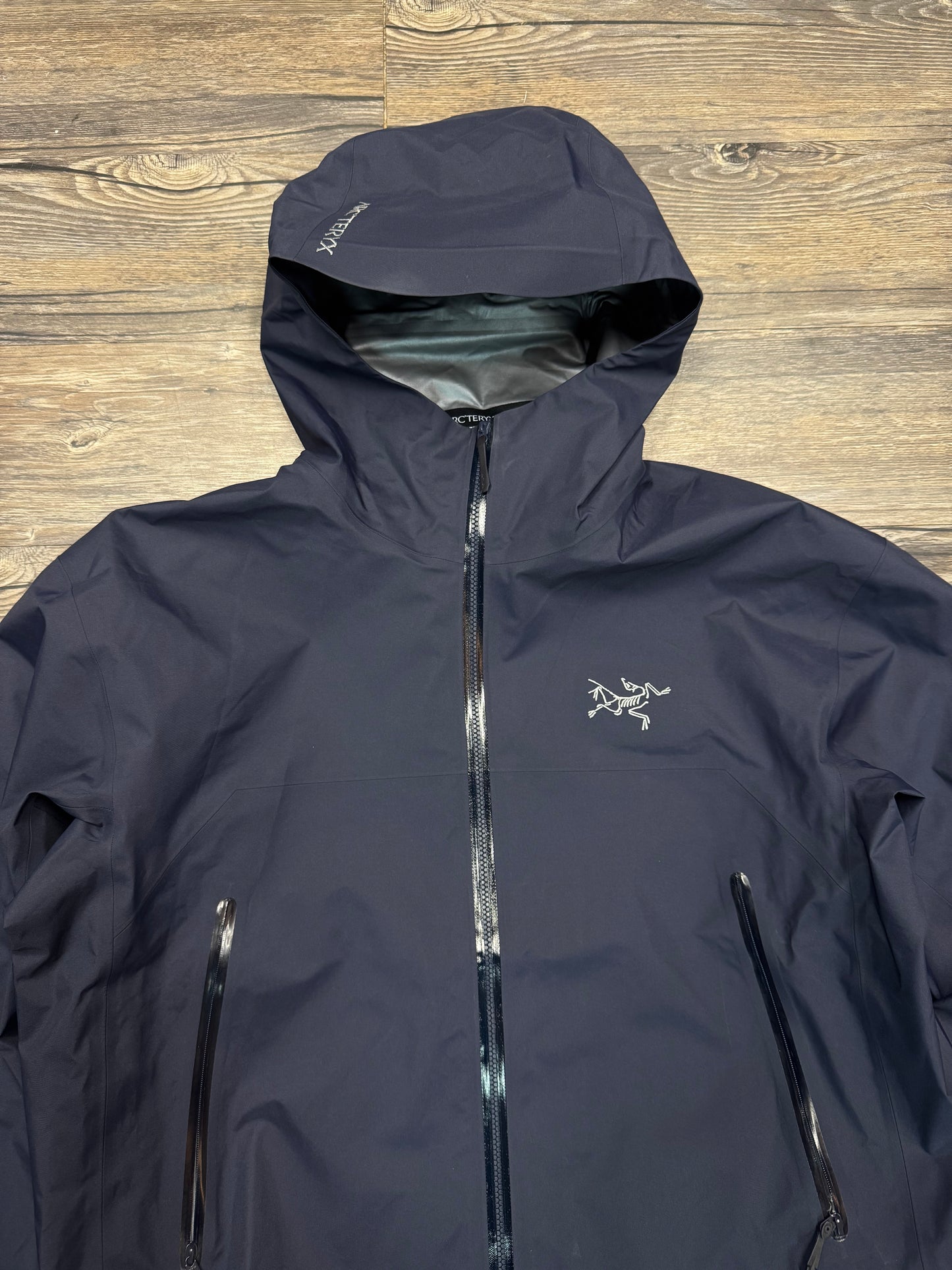 ARCTERYX NAVY BLUE RAIN JACKET (L)