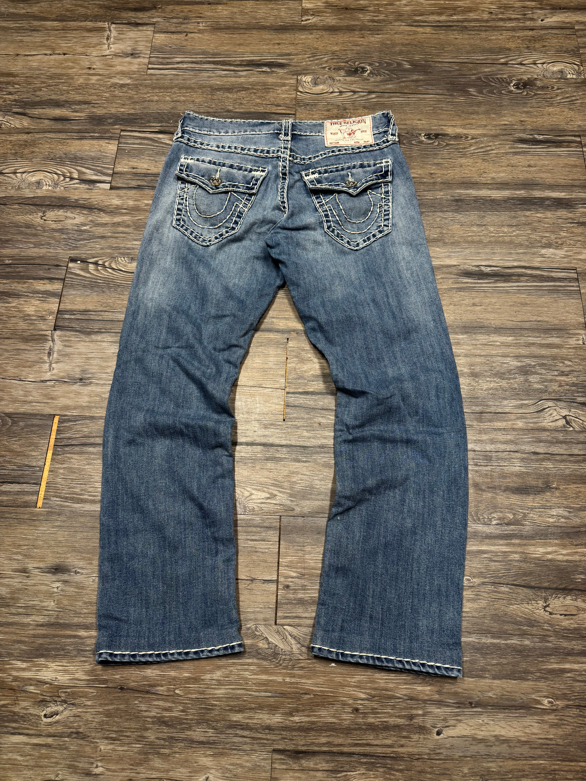TRUE RELIGION LIGHTWASH RICKY RELAXED STRAIGHT WHITE STITCH JEANS (31)