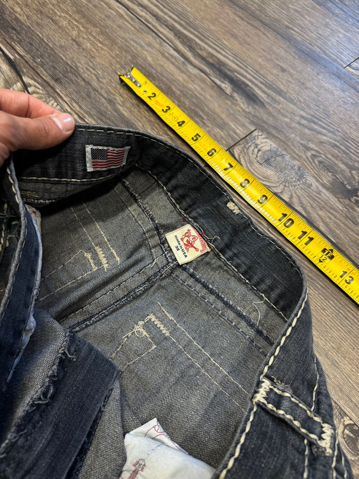 TRUE RELIGION DARK WASH DISTRESSED DENIM JEANS (38)