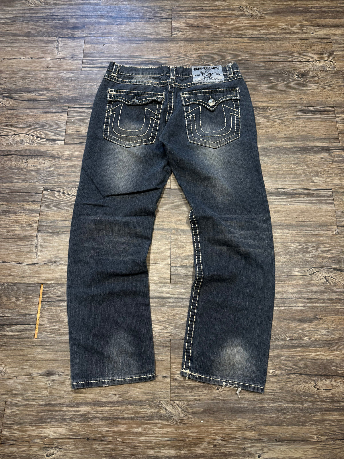 TRUE RELIGION DARK WASH DISTRESSED DENIM JEANS (38)