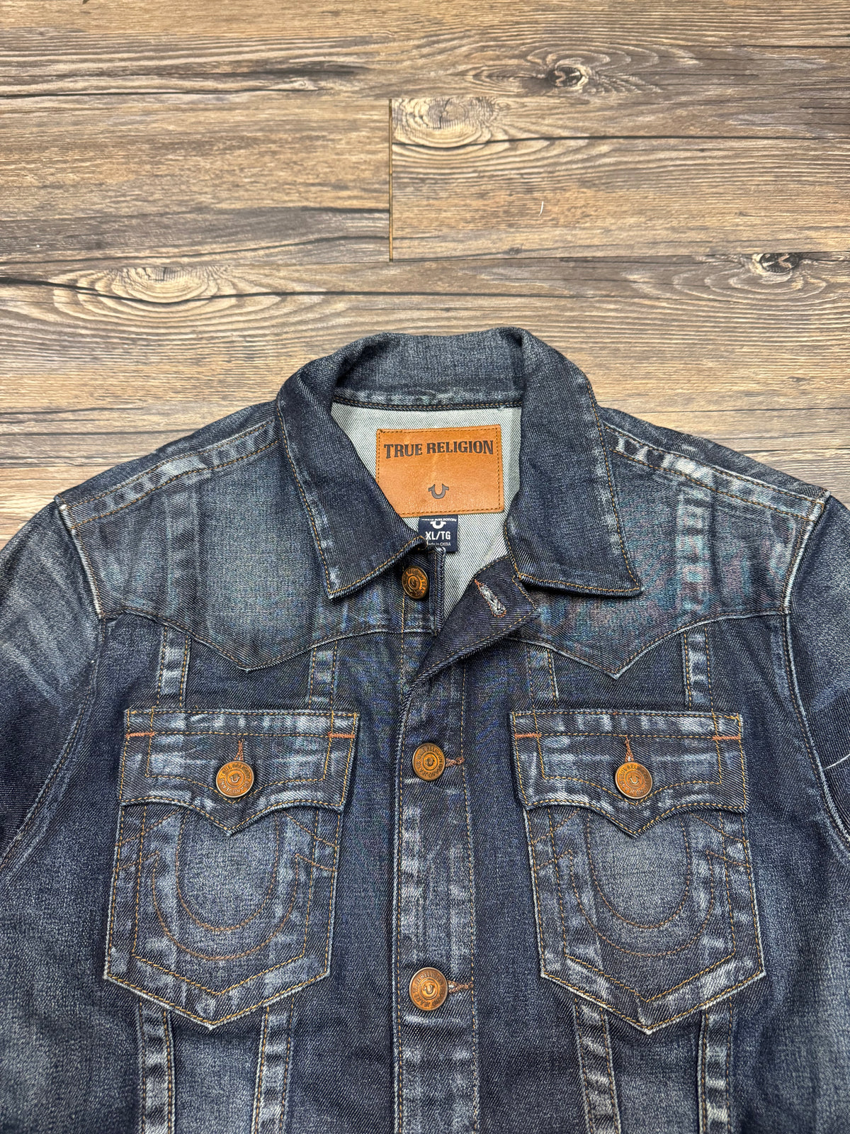TRUE RELIGION JIMMY INDIGO EMBROIDERED DENIM TRUCKER JACKET (XL)