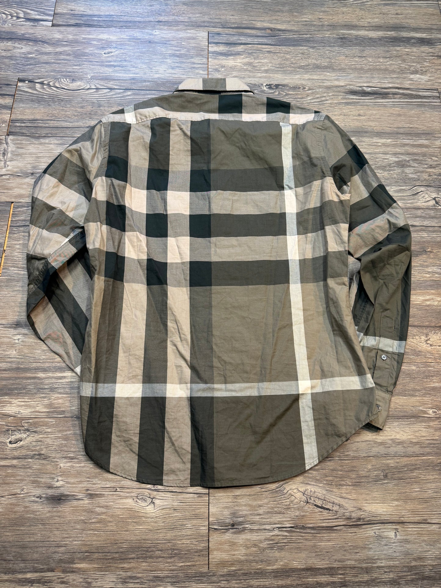 BURBERRY PLAID BUTTON UP (M)