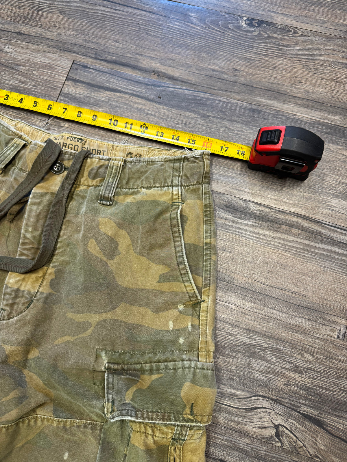 ABERCROMBIE & FITCH 7 POCKET CAMO CARGO SHORTS (32)
