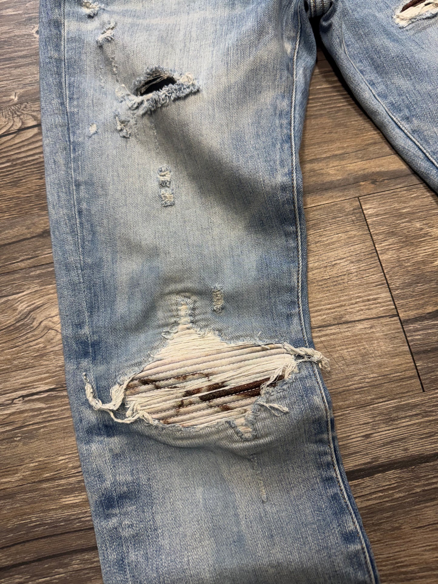 AMIRI MX1 LIGHTWASH DISTRESSED JEANS (30)