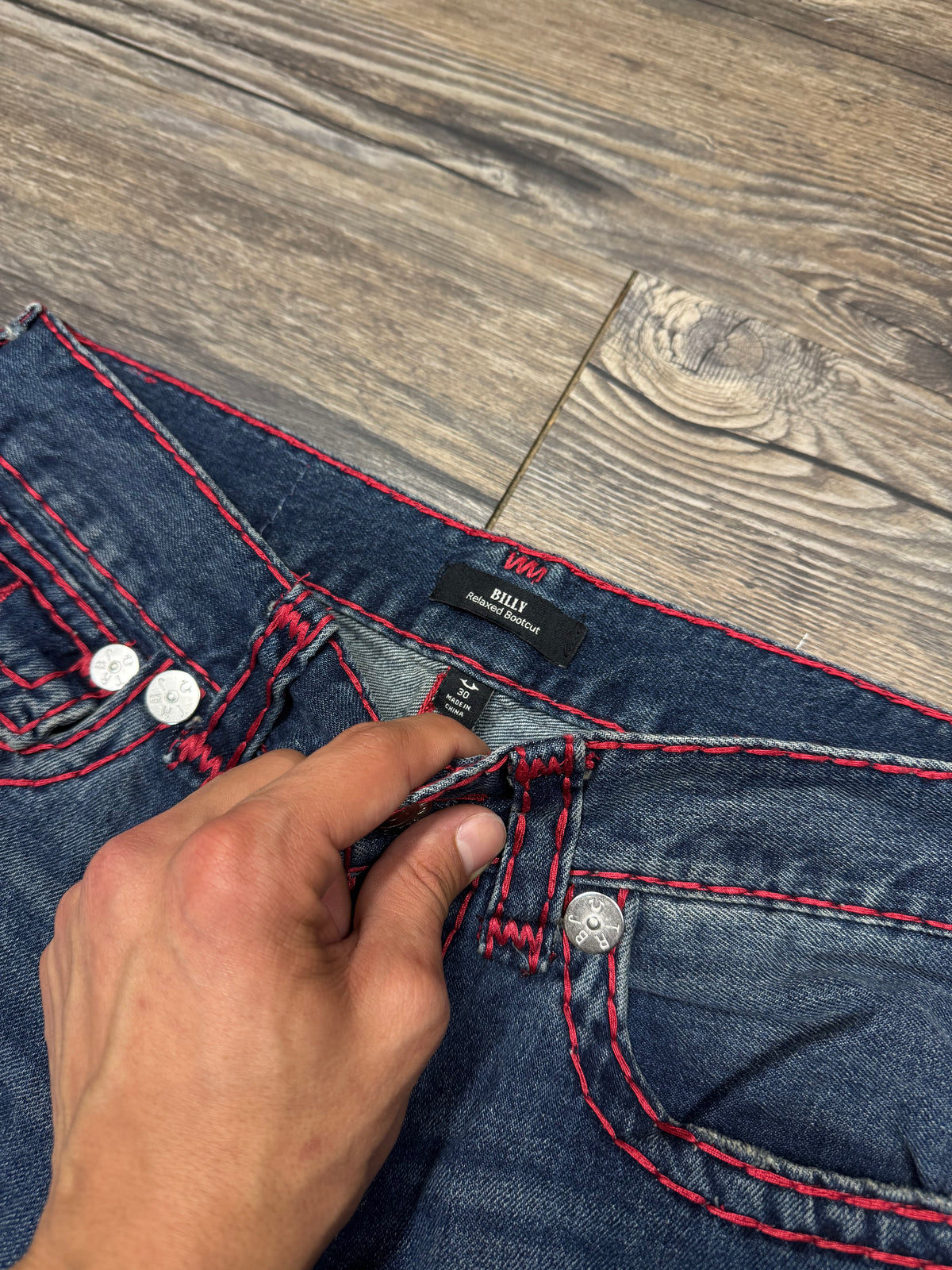 TRUE RELIGION DARK WASH BILLY RELAXED BOOTCUT RED STITCH JEANS (30)