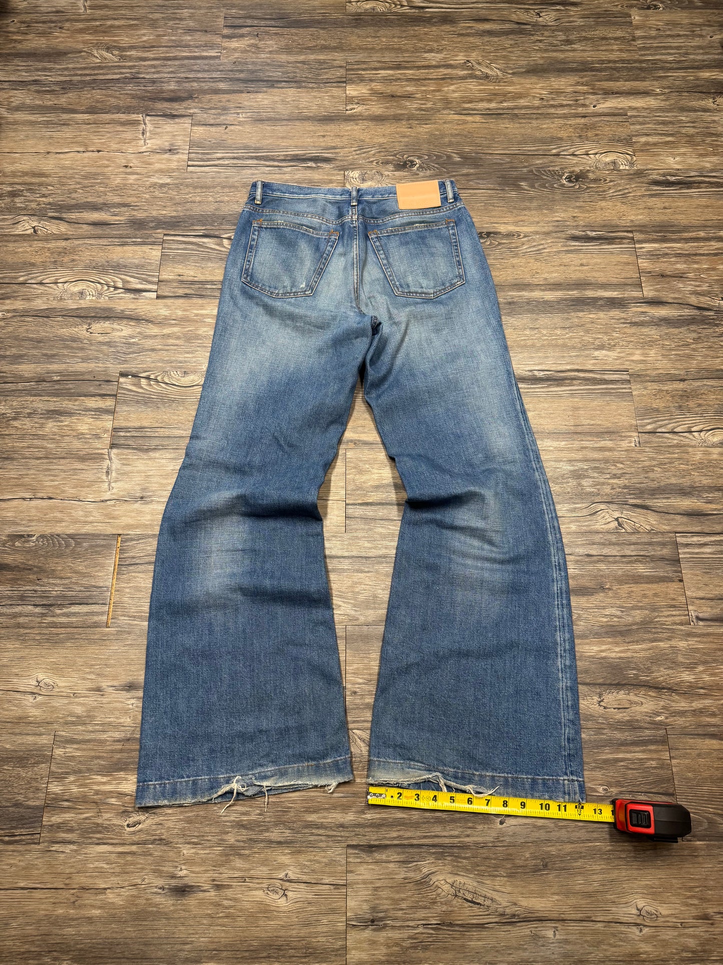 ACNE STUDIOS LIGHT WASH FLARE JEANS (32x32)