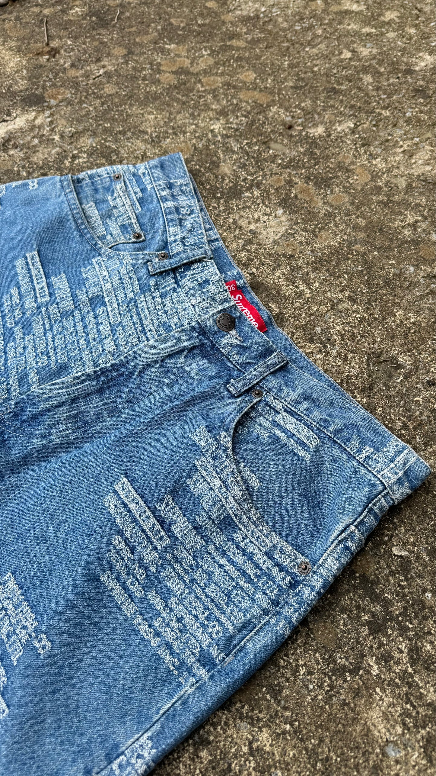SUPREME DISTRESSED TEXT BAGGY JEANS (30)
