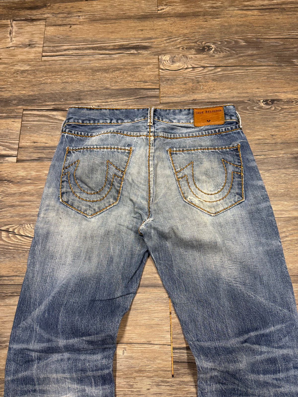 TRUE RELIGION RICKY RELAXED FIT DISTRESSED LIGHTWASH JEANS (31)