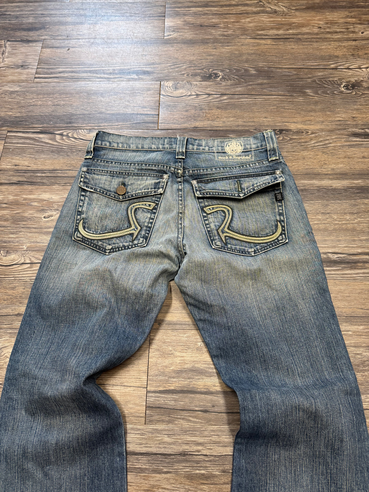 ROCK & REPUBLIC LIGHT WASH BOOTCUT JEANS (32)