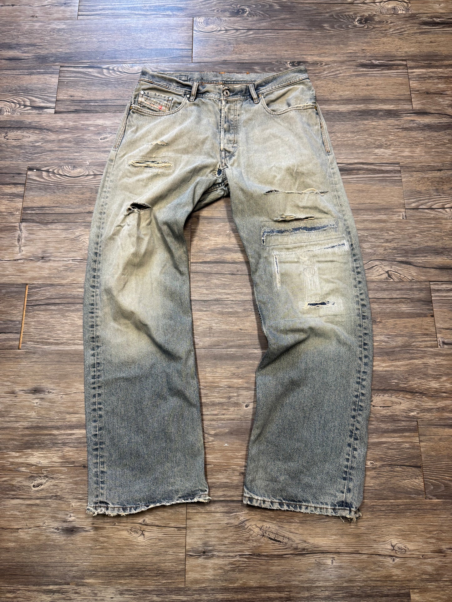 DIESEL FADED REPAIRED BAGGY LIGHTWASH JEANS (34)
