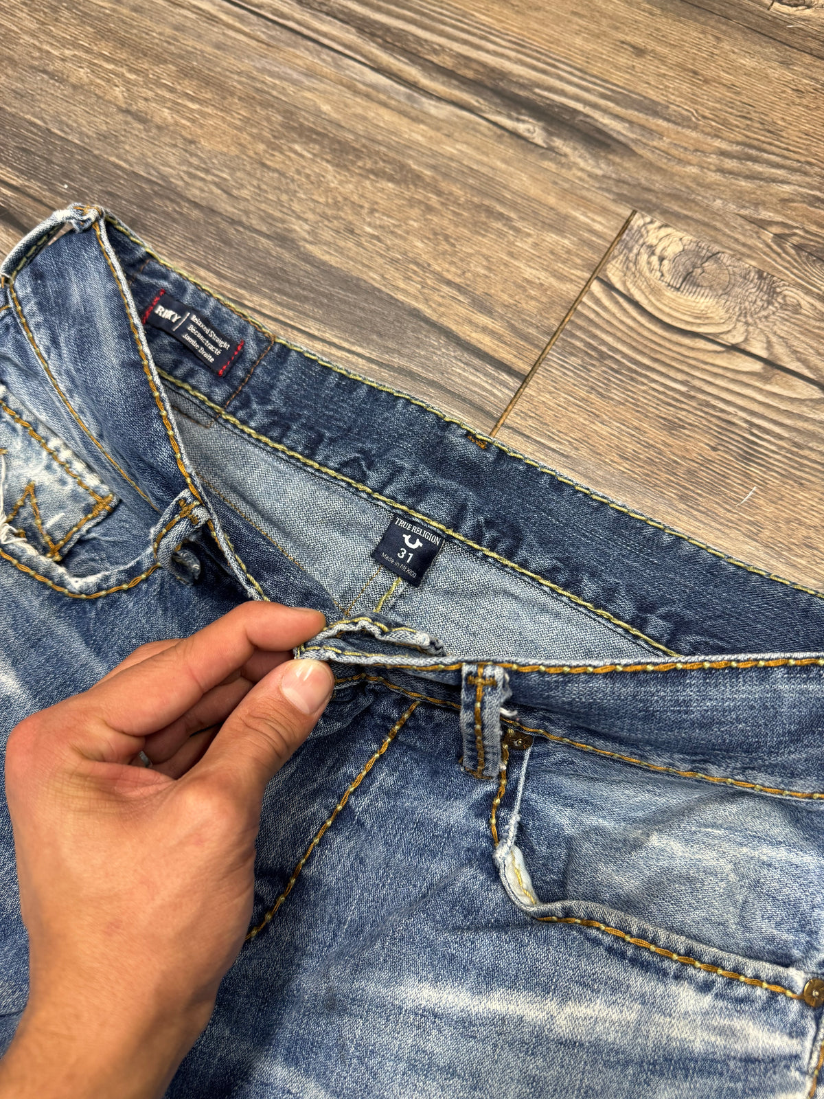 TRUE RELIGION RICKY RELAXED FIT DISTRESSED LIGHTWASH JEANS (31)