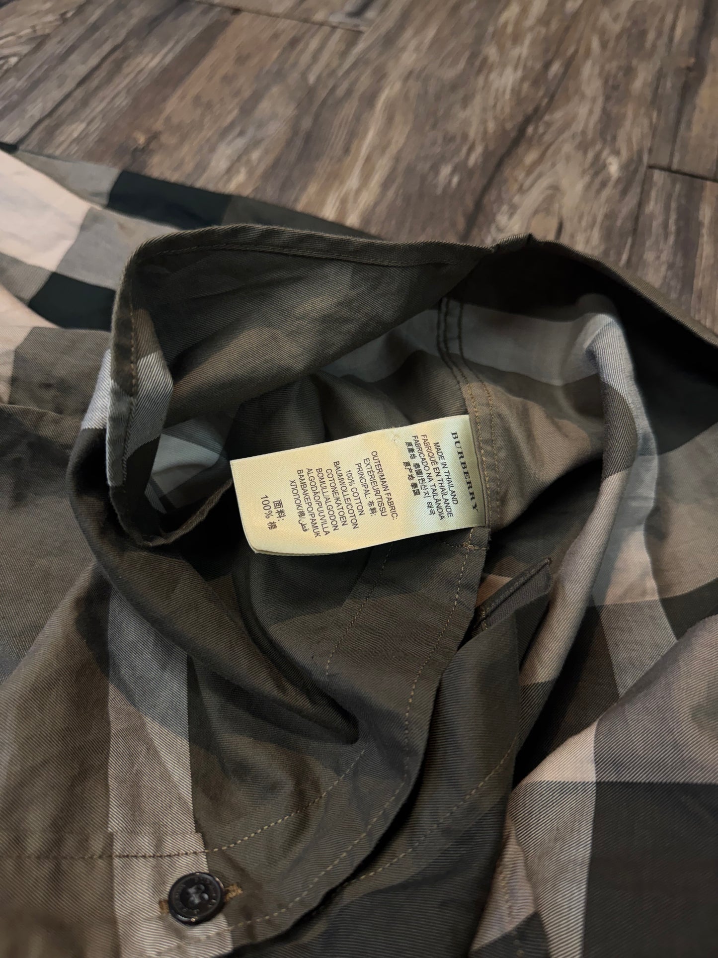 BURBERRY PLAID BUTTON UP (M)