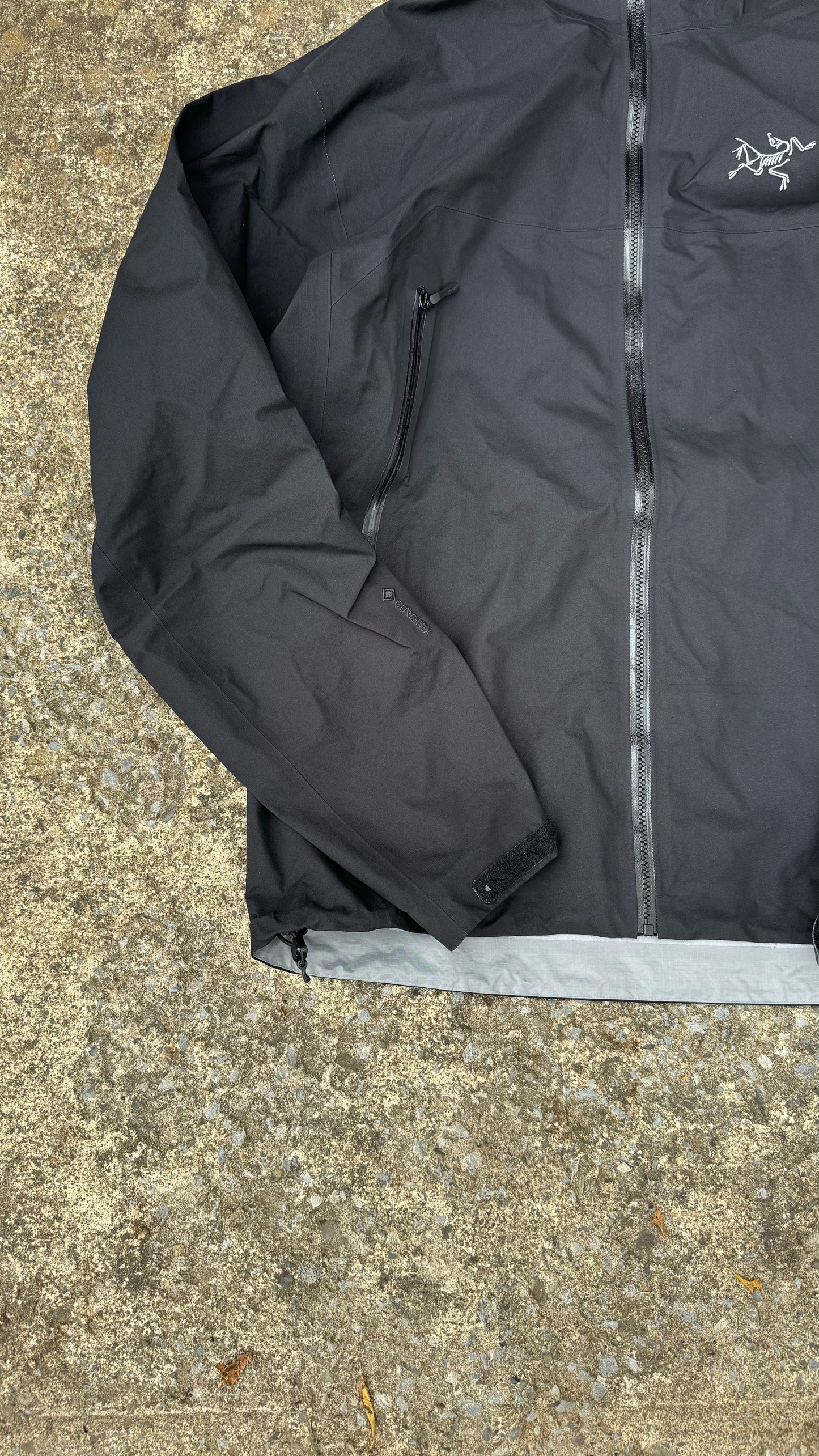 ARC'TERYX BLACK SHELL JACKET (L)