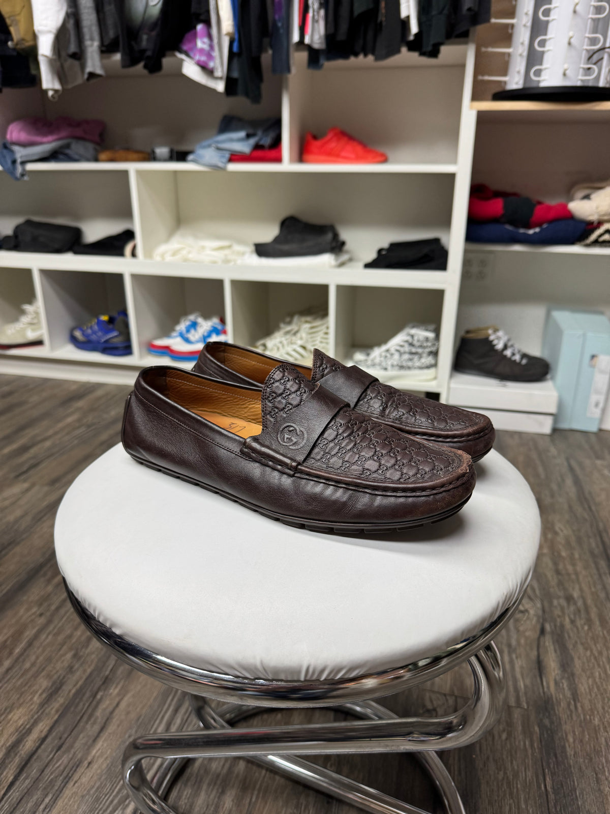 GUCCI ENGRAVED LEATHER BOAT SHOES (10.5)