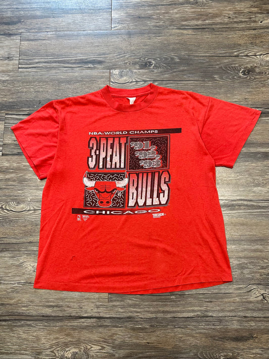 90’s BULLS 3 PEAT GRAPHIC T-SHIRT (LARGE)