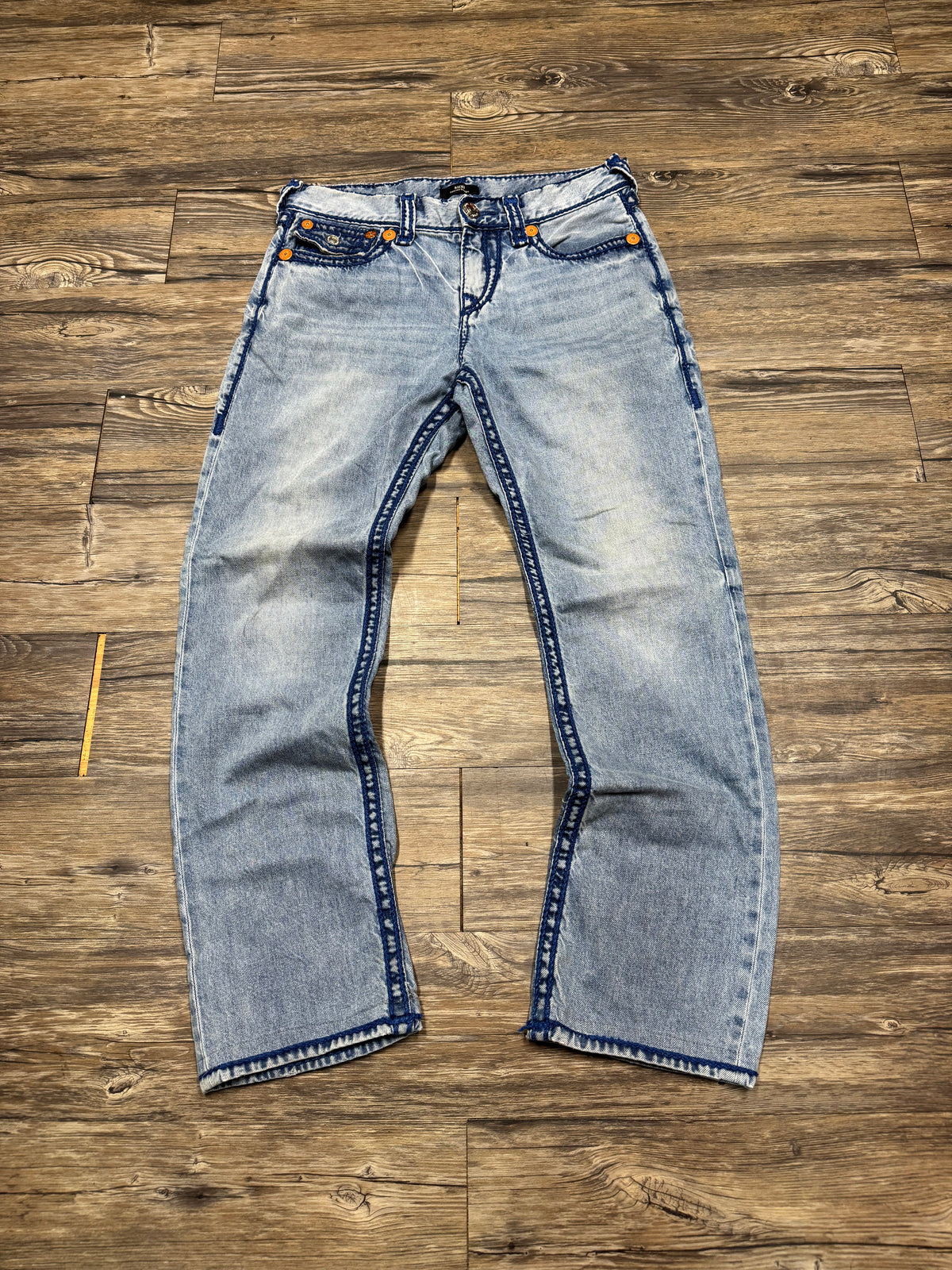 TRUE RELIGION LIGHTWASH RICKY RELAXED BLUE STITCH STRAIGHT JEANS (30)