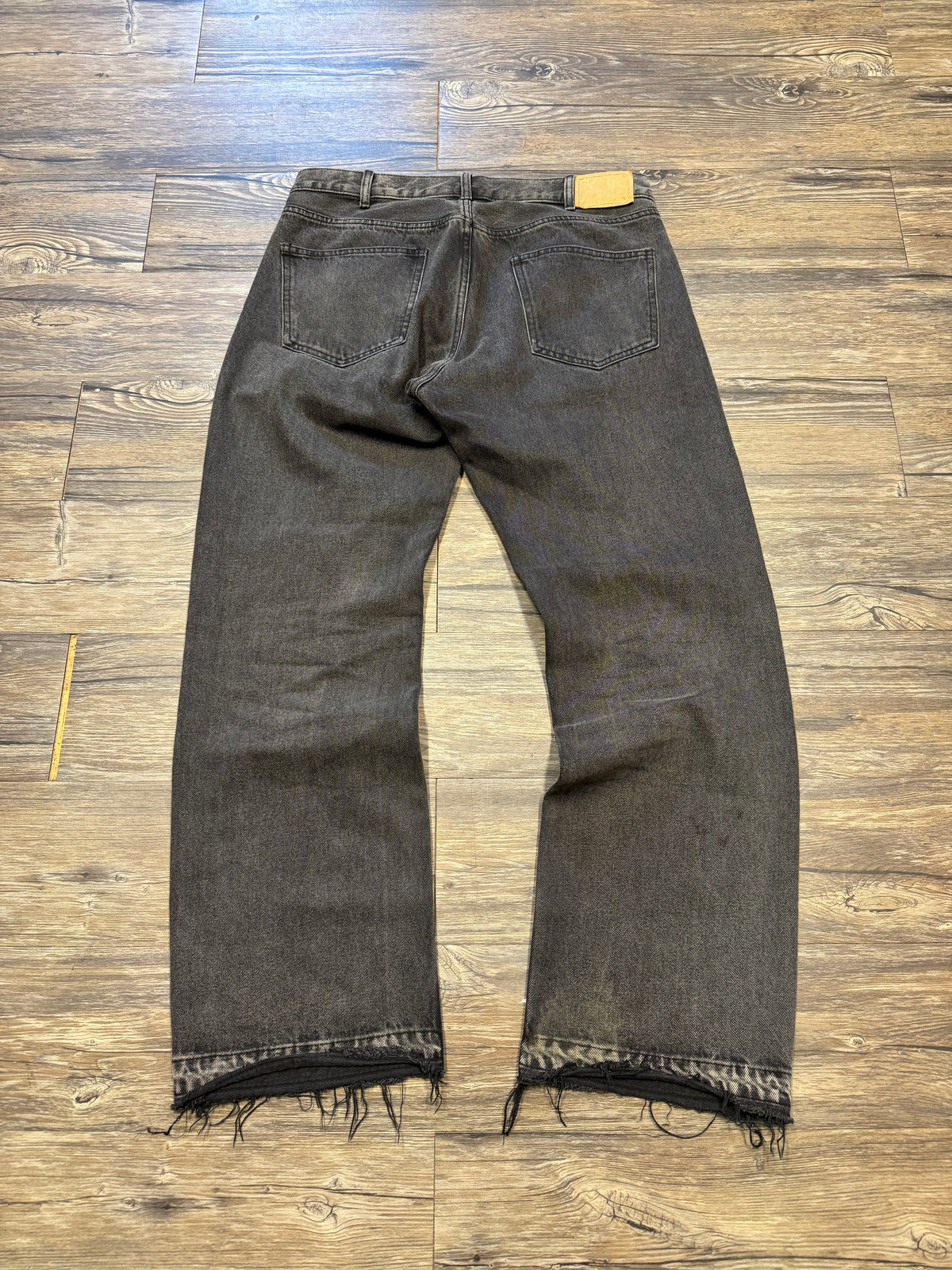 CELINE DYLAN DARKWASH DISTRESSED JEANS (36)