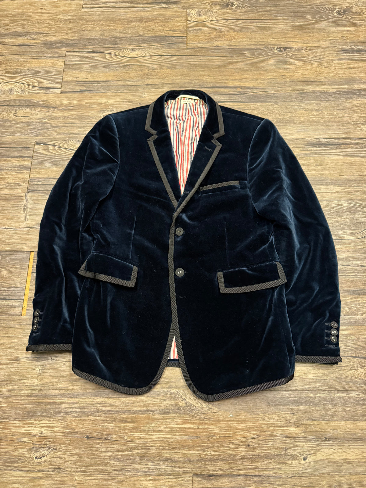 THOM BROWNE COLLEGIATE VELOUR BLAZER (1)
