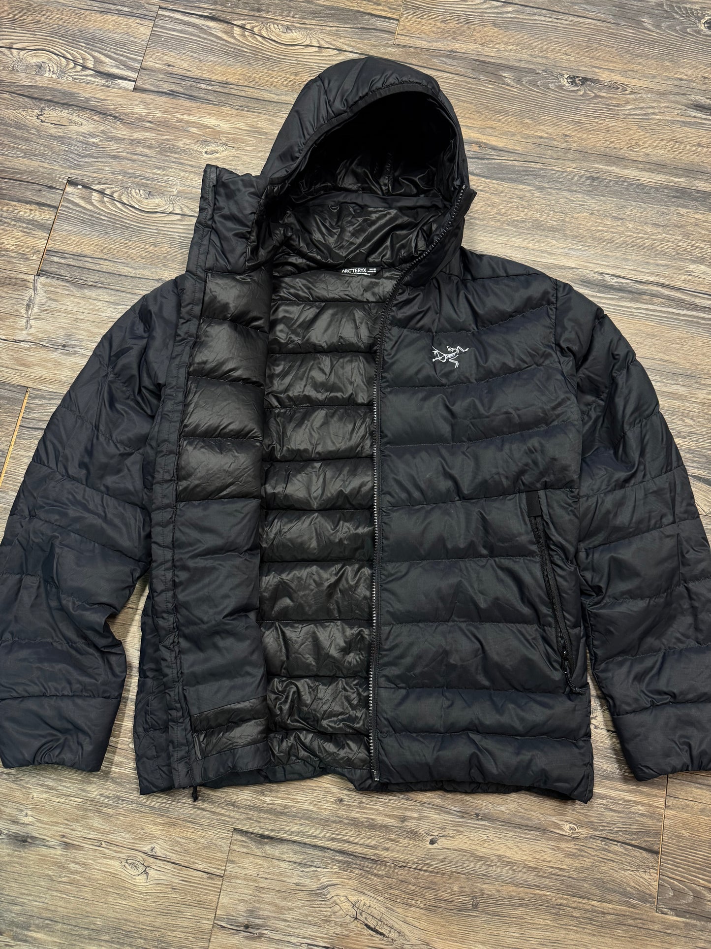ARCTERYX HOODED PUFFER JACKET (M)