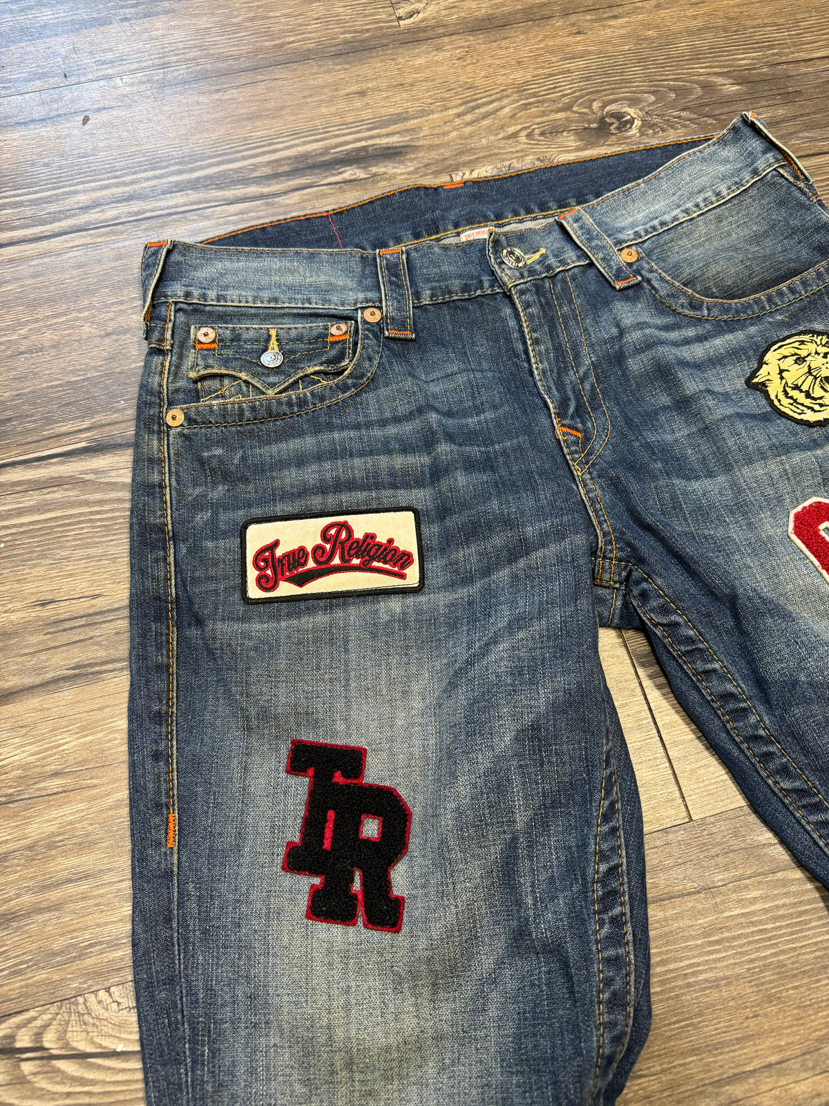 TRUE RELIGION PATCH BOOT CUT JEANS (34)