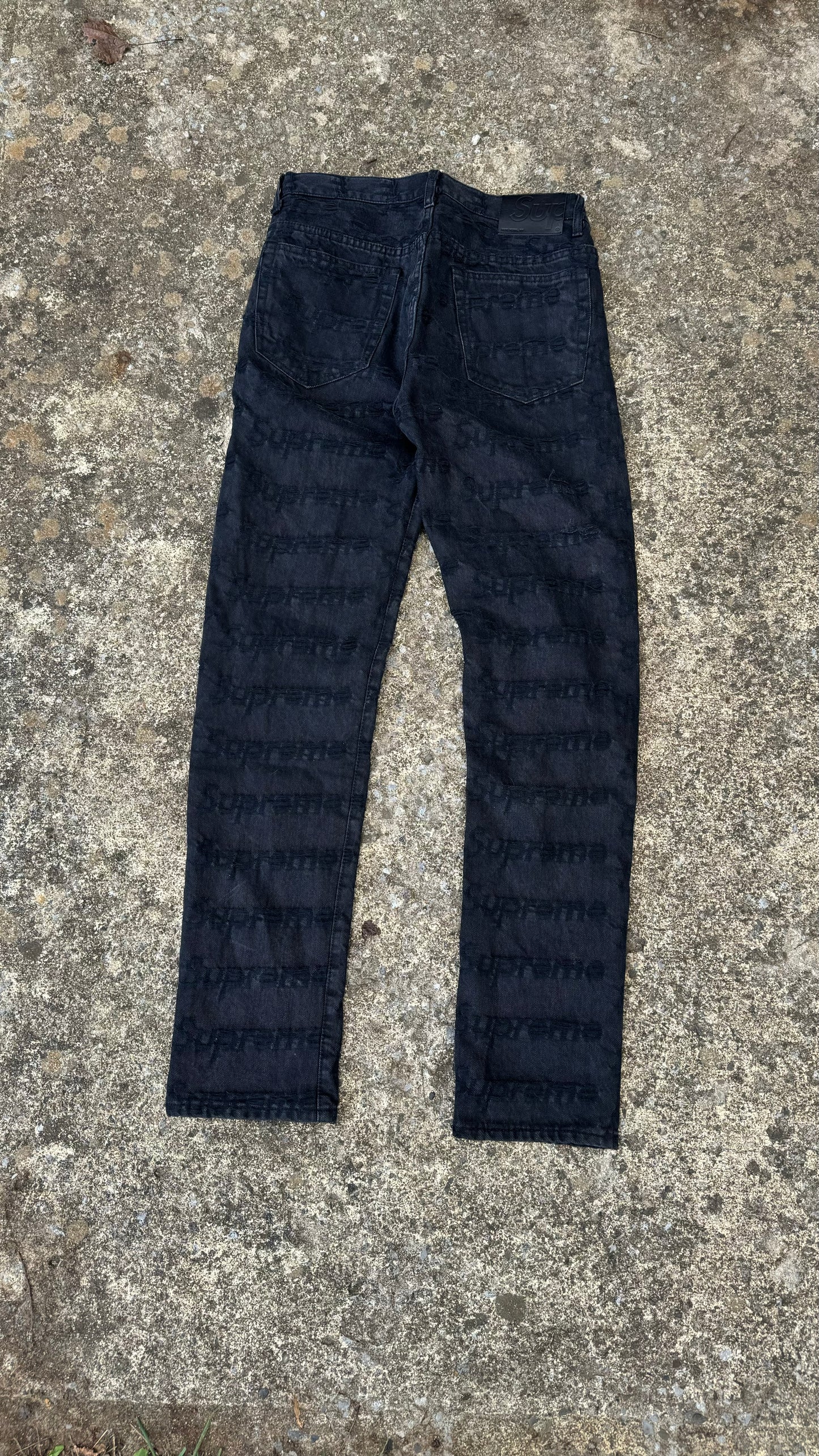 SUPREME DISTRESSED LOGO JEANS (30)