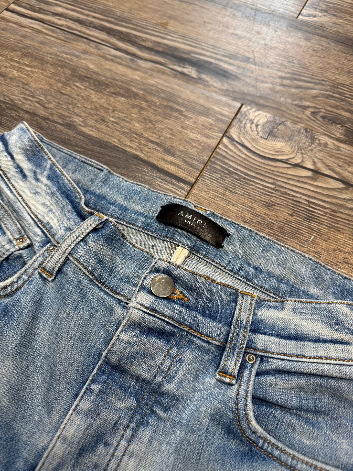 AMIRI MX1 LIGHTWASH DISTRESSED JEANS (30)