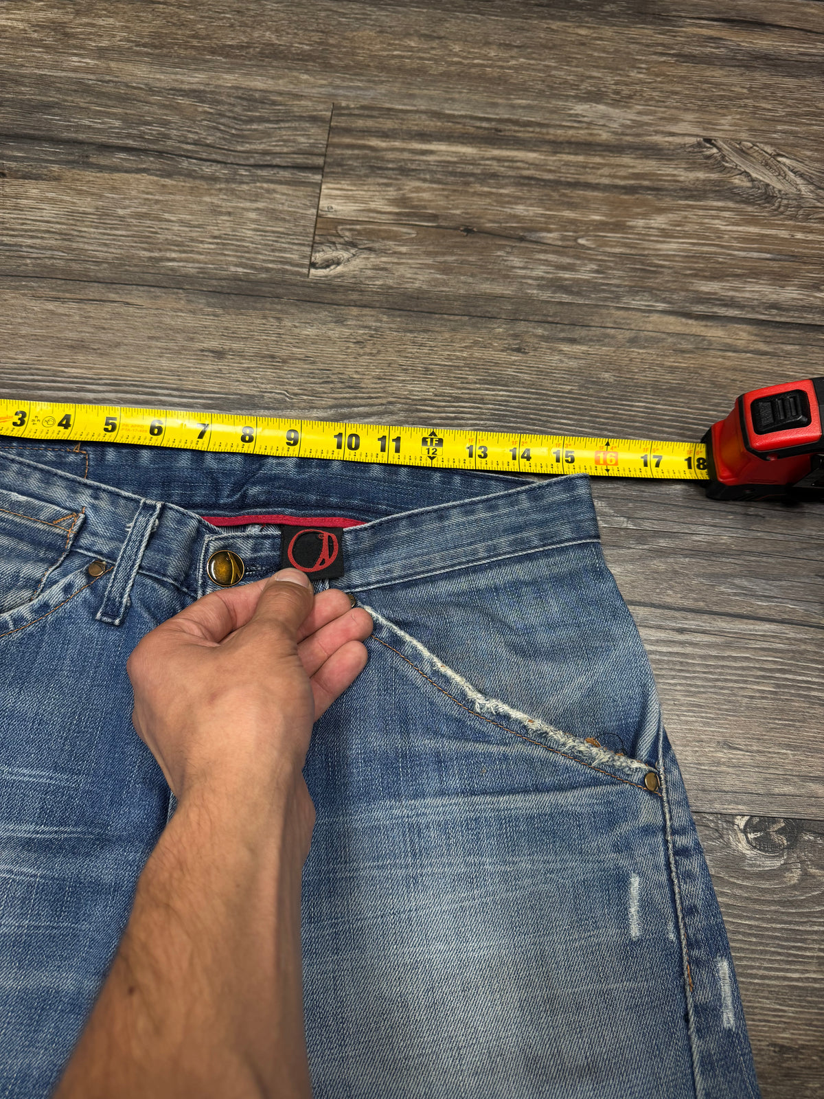 LEVIS STRAIGHT FIT FADED ENGINEERED JEANS (31)