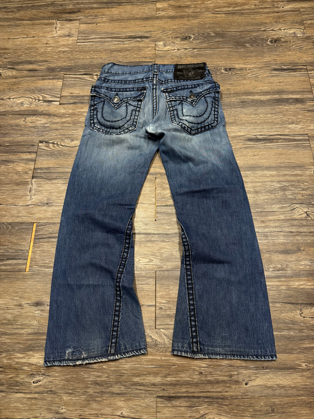 TRUE RELIGION 00’s BOOTCUT FADED & DISTRESSED BLACK STITCH JEANS (33)