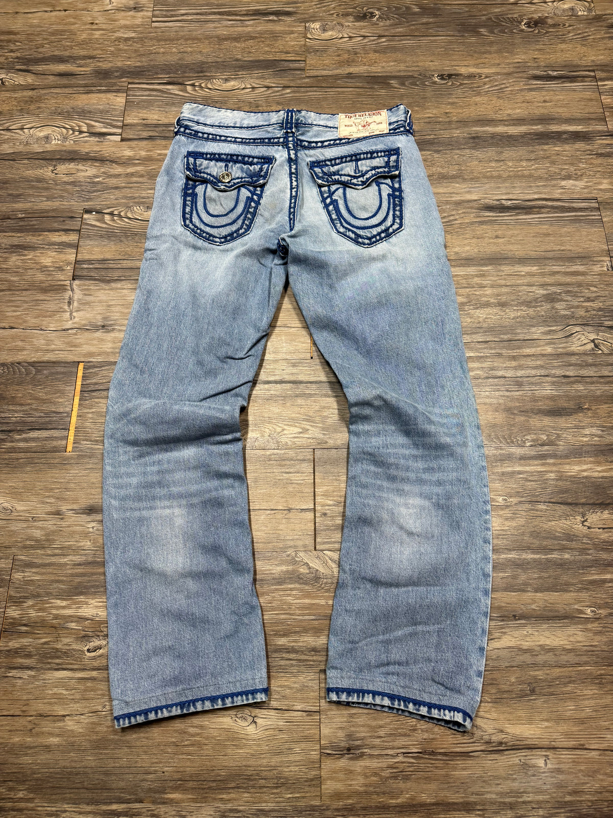 TRUE RELIGION RICKY RELAXED STRAIGHT LIGHTWASH DARK BLUE STITCH JEANS (30)