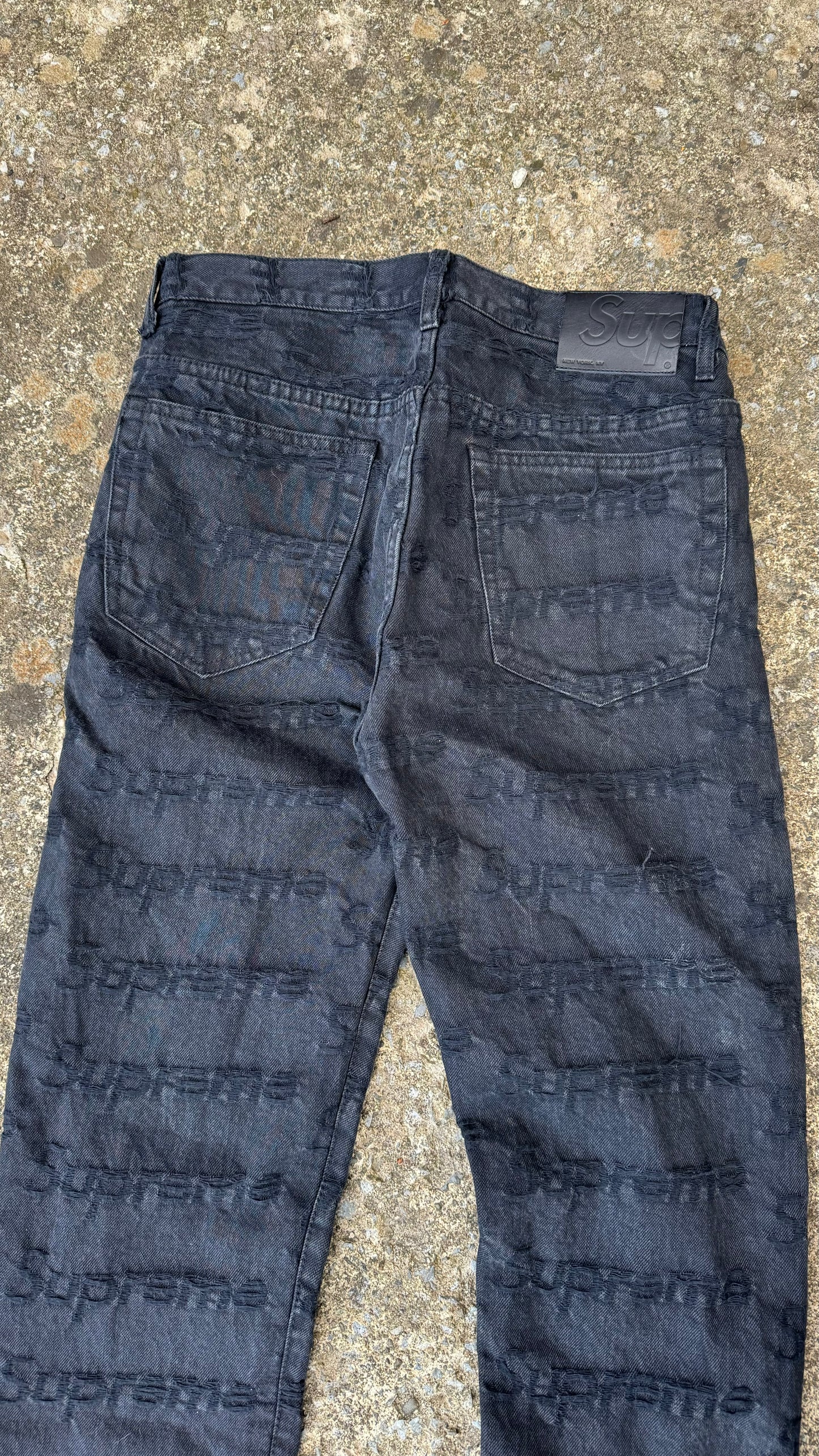 SUPREME DISTRESSED LOGO JEANS (30)